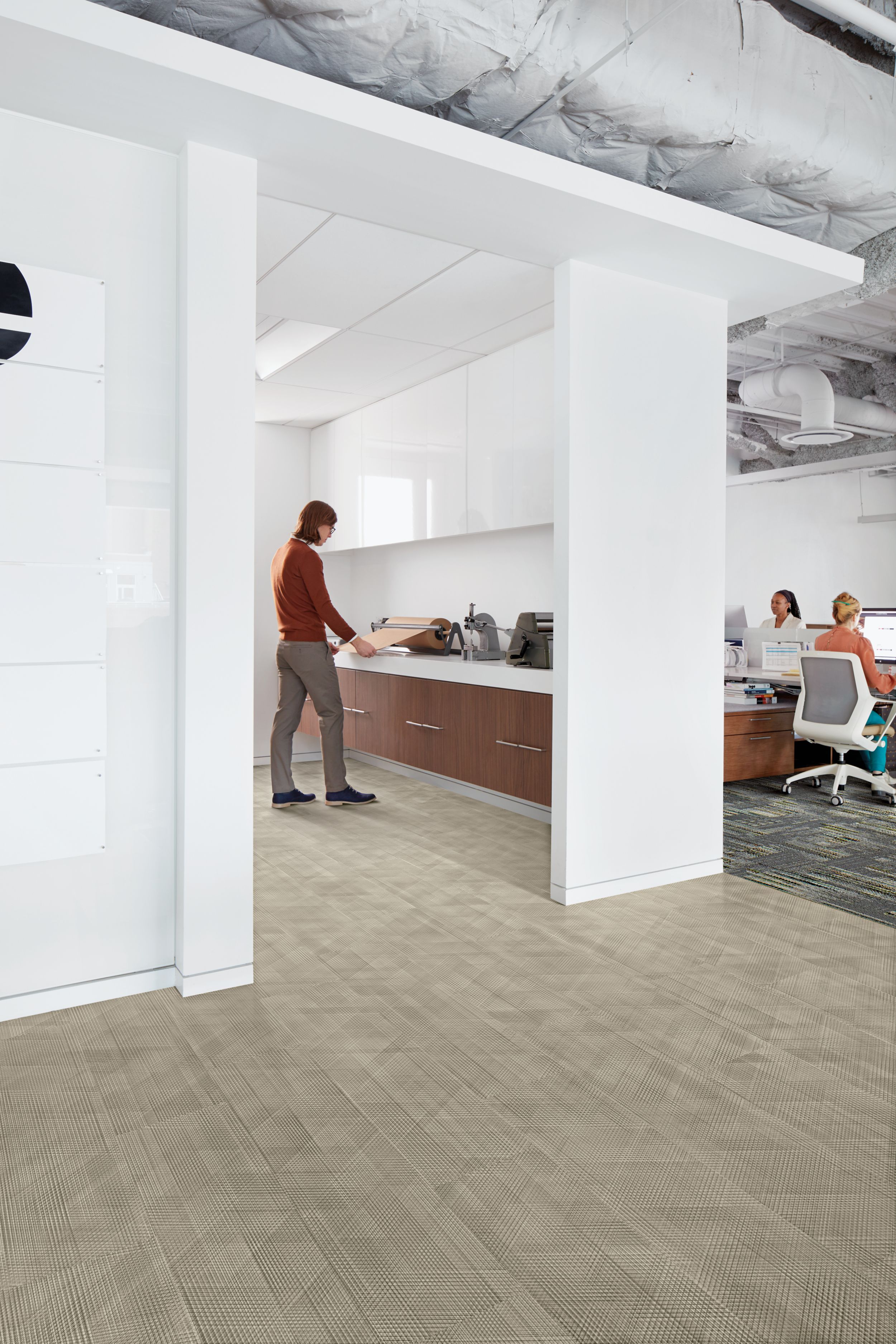Interface Drawn Lines LVT and plank Hard Drive carpet tile in office common area  imagen número 9